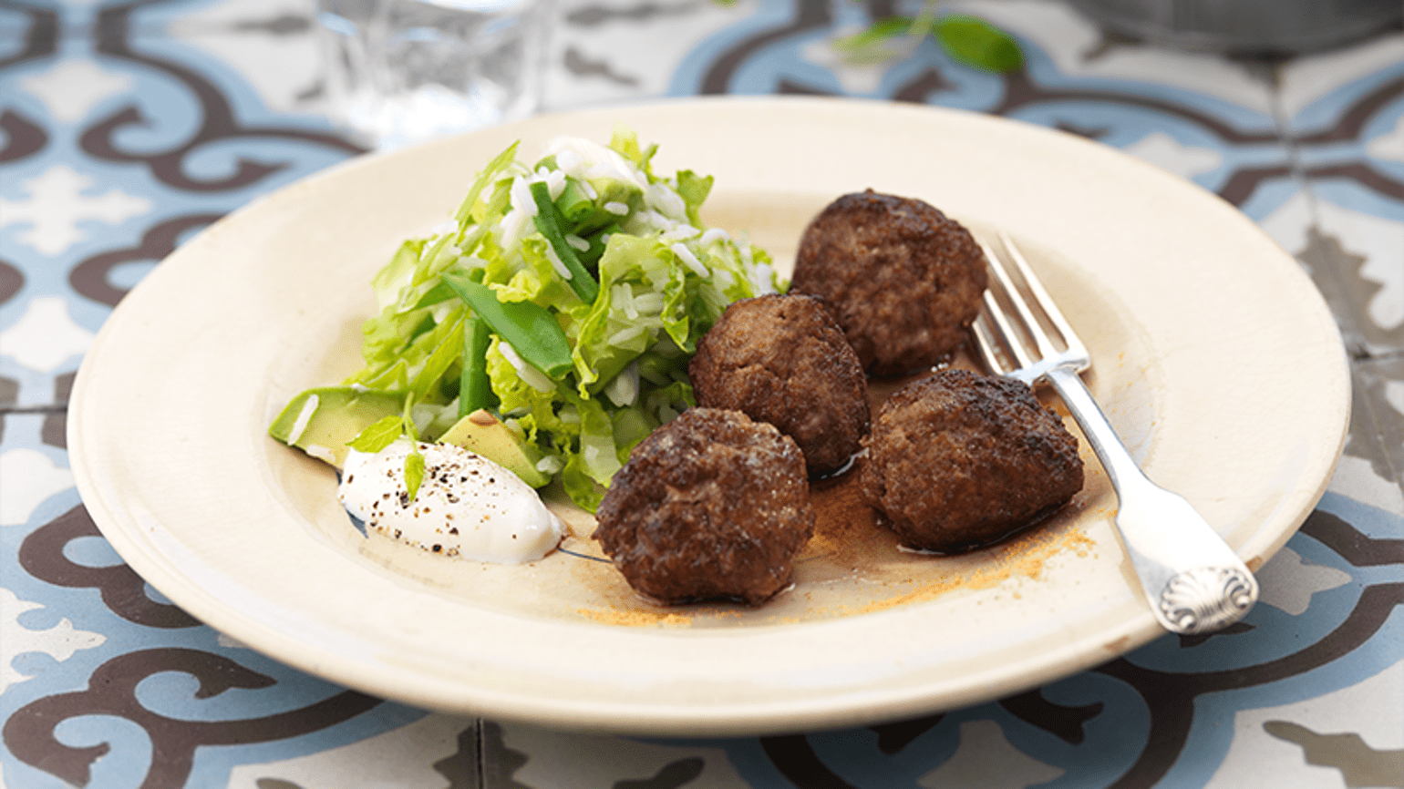 Cottage cheese-fylte kjøttboller med grønnsaksris og yoghurt